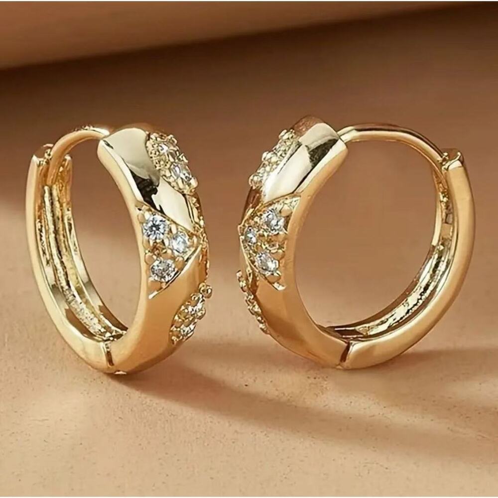U-shaped contour earrings with a floating hollow center.